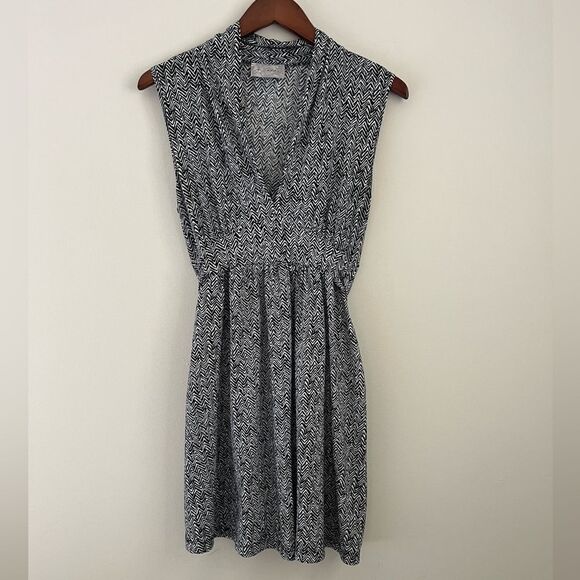 J. Valdi Black & White V Neck Dress | Size Medium - Picture 1 of 5